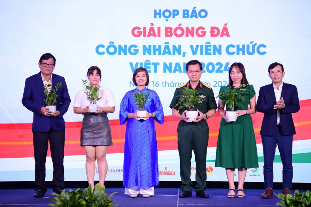 Các nhà tổ chức chung tay hỗ trợ đồng bào khắc phục hậu quả nặng nề của cơn bão số 3. nhung-con-so-dep-o-giai-bong-da-cong-nhan-vien-chuc-viet-nam (4).JPG