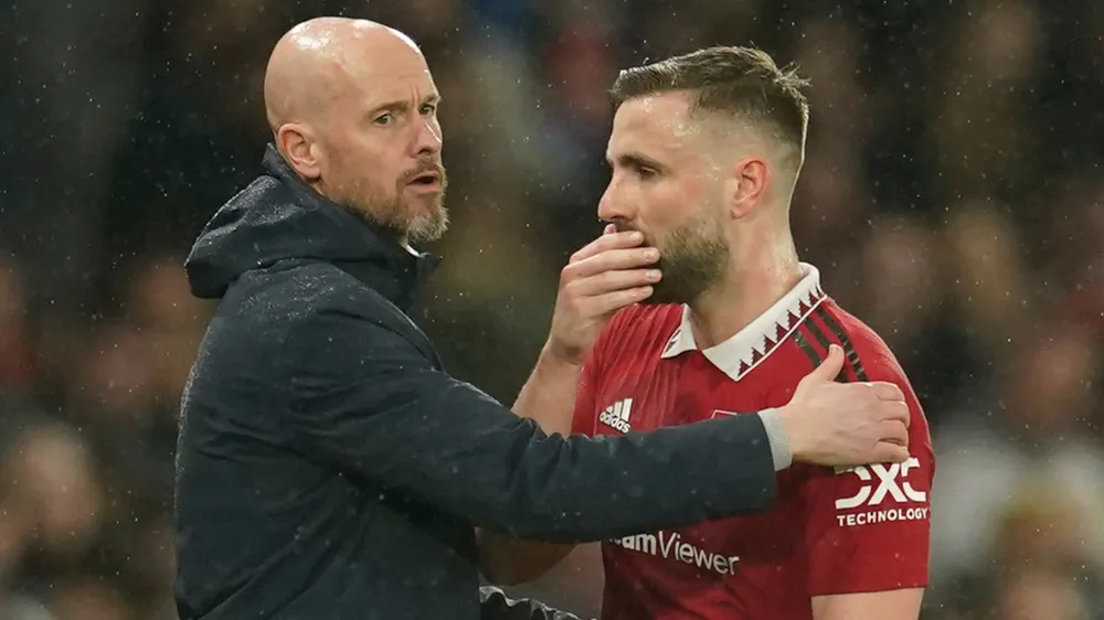 HLV Ten Hag không vội vàng sử dụng Shaw sau chấn thương. Ảnh: GETTY. hlv-ten-hag-mong-ngong-su-tro-lai-cua-2-ngoi-sao-mu (3).jpg