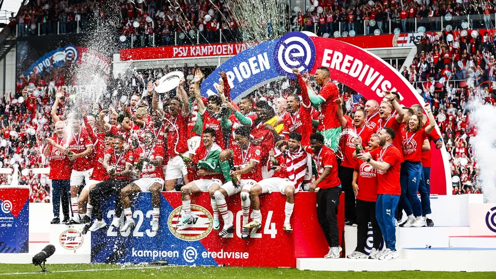 Nhà vô địch Hà Lan sẽ gặp thử thách lớn ở sân Turin. Ảnh: GETTY. psv-se-trang-tay-boi-ga-khong-lo-nuoc-y-juventus (2).jpg