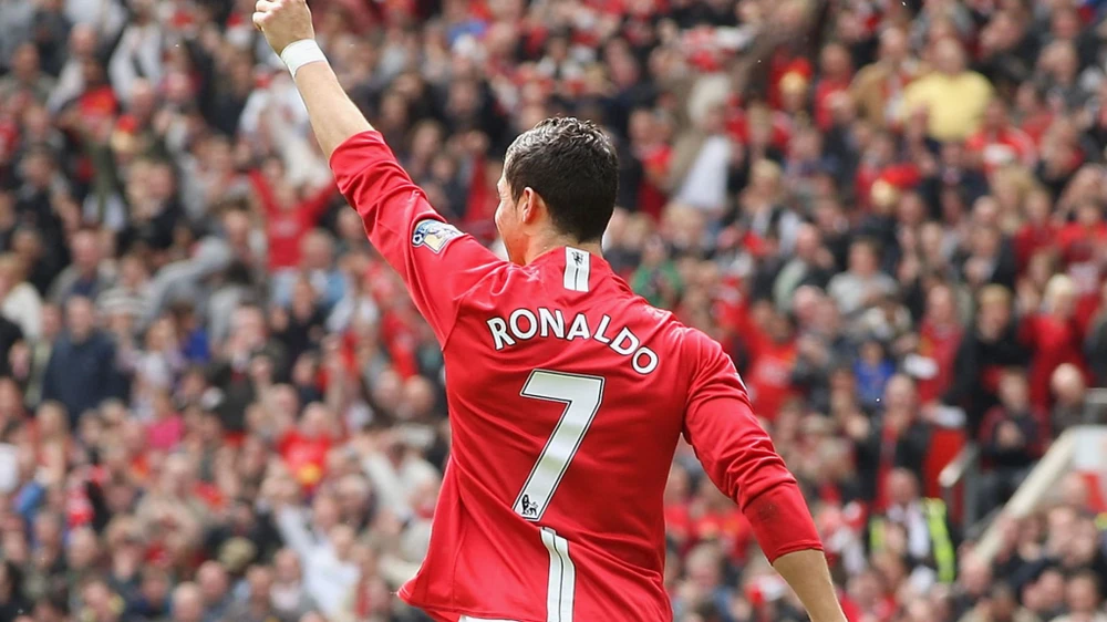 ronaldo-va-chiec-ao-so-7-bieu-tuong-o-clb-man-united (2).jpg