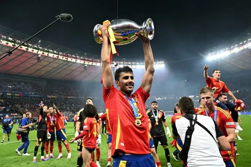 Nhà vô địch Euro 2024, cầu thủ xuất sắc nhất Rodri là ứng viên nặng ký cho danh hiệu Quả bóng vàng mùa này. Ảnh: GETTY. ly-do-rodri-khong-xung-dang-gianh-qua-bong-vang (3).jpg