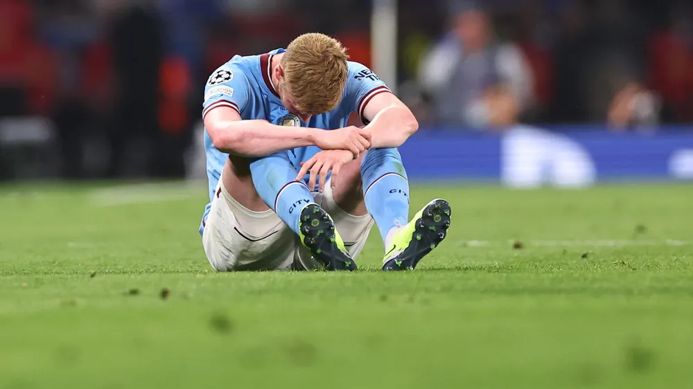 Ngôi sao Kevin De Bruyne quá tải dẫn đến chấn thương. Ảnh: GETTY. khi-cac-ngoi-sao-bong-da-kiet-suc-va-chan-thuong (4).jpg