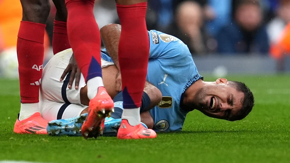 Rodri bị chấn thương gối nặng trong trận gặp Arsenal. Ảnh: GETTY. man-city-khon-kho-vi-khong-con-ngoi-sao-tien-ve-rodri (1).jpg