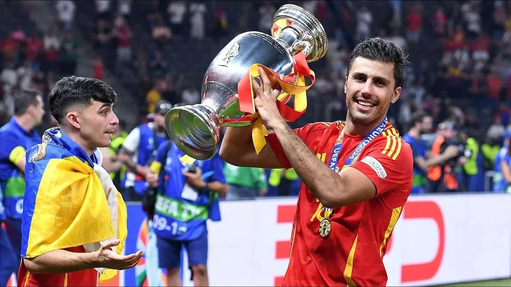 Cầu thủ xuất sắc nhất Euro 2024 cũng là ứng viên nặng ký cho danh hiệu Quả bóng vàng. Ảnh: GETTY. man-city-khon-kho-vi-khong-con-ngoi-sao-tien-ve-rodri (4).jpg