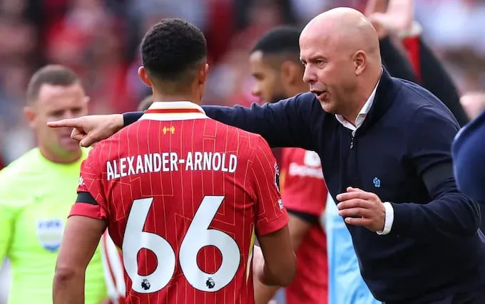 Cầu thủ người Anh không ngại HLV Slot nghiêm khắc với mình. Ảnh: GETTY. ngoi-sao-arnold-noi-ro-su-that-o-liverpool (2).jpg