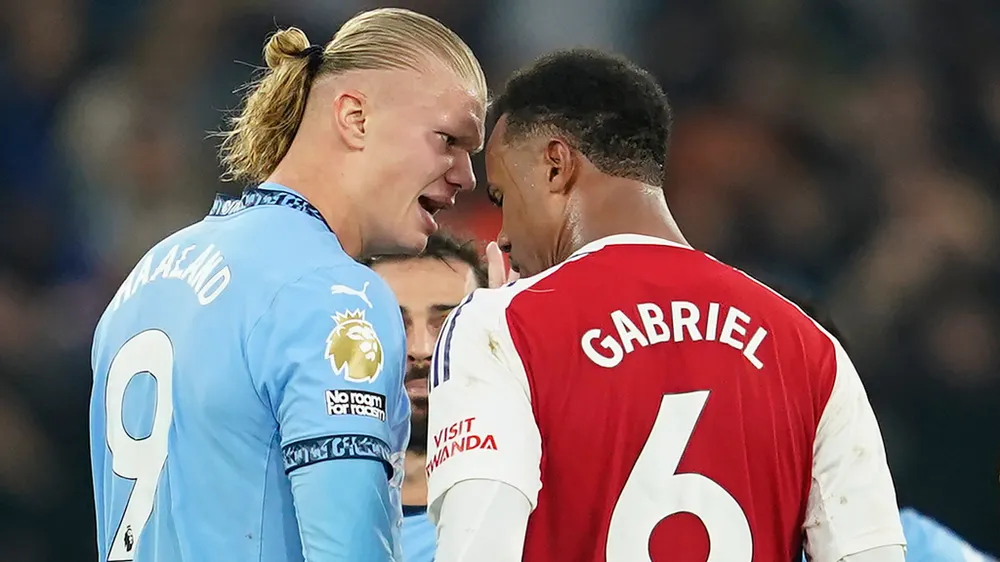 Haaland và Gabriel nhiều lần đụng độ nhau trên sân bóng. Ảnh: GETTY. ke-cuoi-nguoi-gian-voi-pha-nem-bong-cua-haaland-vao-dau-gabriel (1).jpg