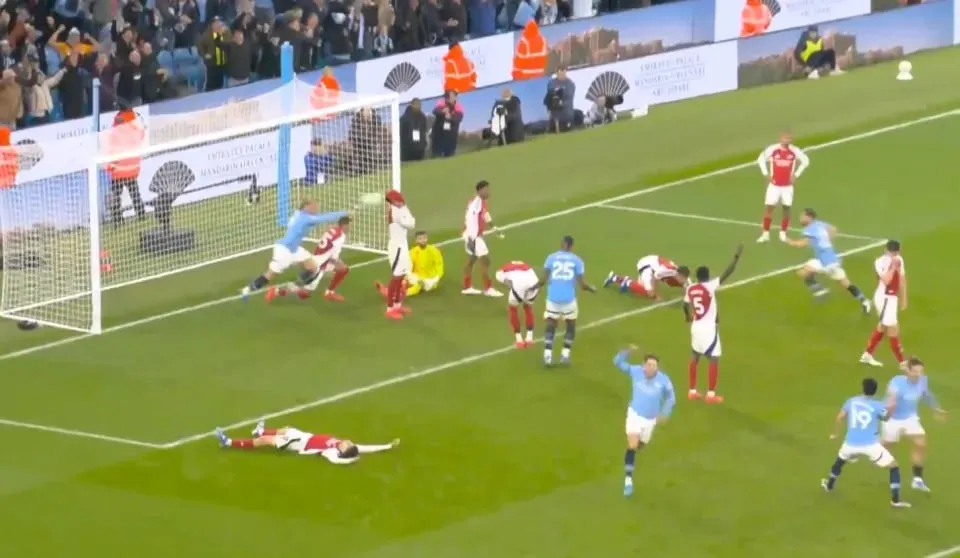 Pha ném bóng của Haaland vào đầu Gabriel sau khi chủ nhà Man City có bàn gỡ hòa 2-2 ở phút 90+8 gây nhiều tranh cãi trong giới bóng đá. Ảnh: GETTY. pha ném bóng của Haaland vào đầu Gabriel