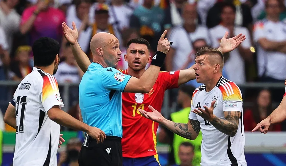 Toni Kroos chỉ trích trọng tài Anthony Taylor gây thiệt hại cho đội tuyển Đức. Ảnh: GETTY. toni-kroos-phe-phan-trong-tai-sai-lam-khien-doi-tuyen-duc-thiet-hai-o-euro-2024 (1).jpg