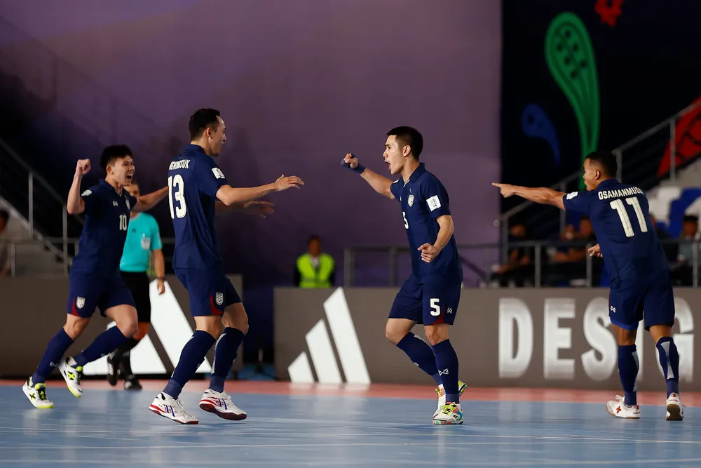 Các tuyển thủ Thái Lan quyết thắng vì danh dự không chỉ riêng cho đội futsal. Ảnh: SS. bi-che-yeu-doi-futsal-thai-lan-len-ke-hoach-danh-bai-tuyen-phap (3).jpg
