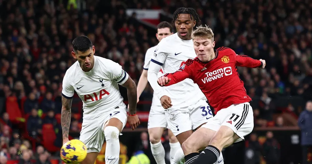 Chân sút Rasmus Hojlund tái xuất trên hàng công MU với mong mỏi cải thiện bàn thắng cho đội chủ sân Old Trafford. Ảnh: GETTY. huyen-thoai-hoddle-tottenham-se-hoa-man-united-2-2-hoac-thang-3-2 (2).jpg