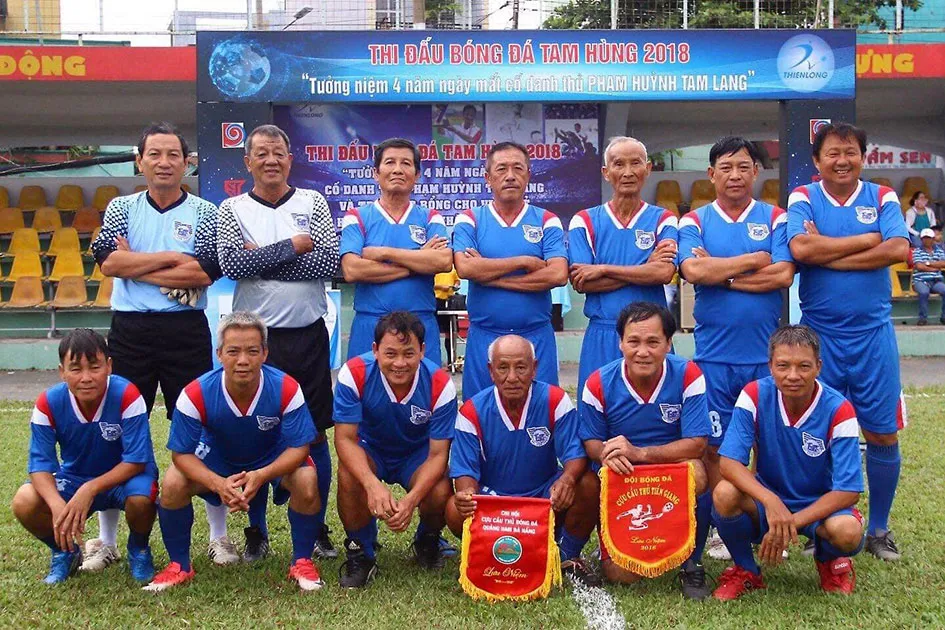 Tiền đạo Phan Hữu Phát (hàng đứng, thứ hai từ phải qua) trong một trận cầu thiện nguyện với đồng đội cũ Cảng Sài Gòn. Ảnh: TL. Phan Hữu Phát