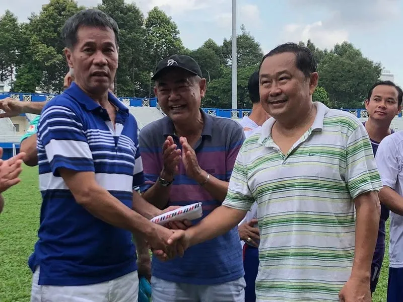 NSND Việt Anh và anh Trần Văn Phổ, Giám đốc Công ty Bảo vệ Kiên Long trong một trận cầu hỗ trợ tiền đạo Phan Trung Việt. tran-cau-thuong-men-danh-cho-cuu-danh-thu-phan-huu-phat (5).jpg