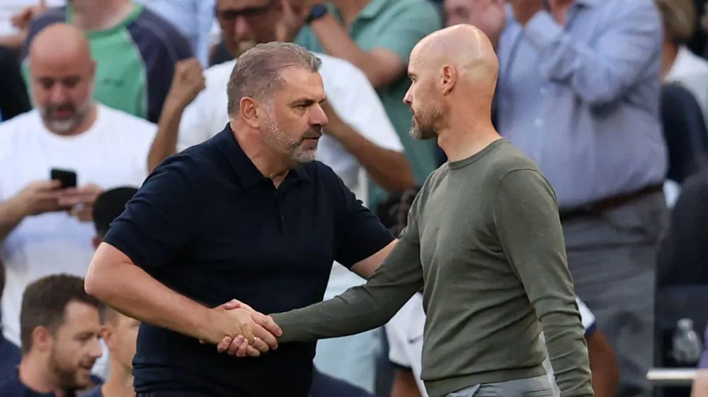 HLV Postecoglou khen ngợi đồng nghiệp Ten Hag đã mang về hai chiếc cúp cho MU mà không phải ai cũng làm được. Ảnh: GETTY. HLV Ten Hag