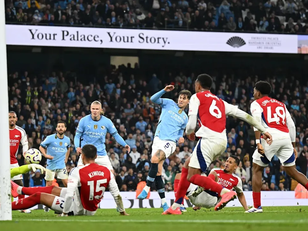 Man City và Arsenal đụng độ nảy lửa ở Premier League. Ảnh: GETTY. HLV Pep Guardiola