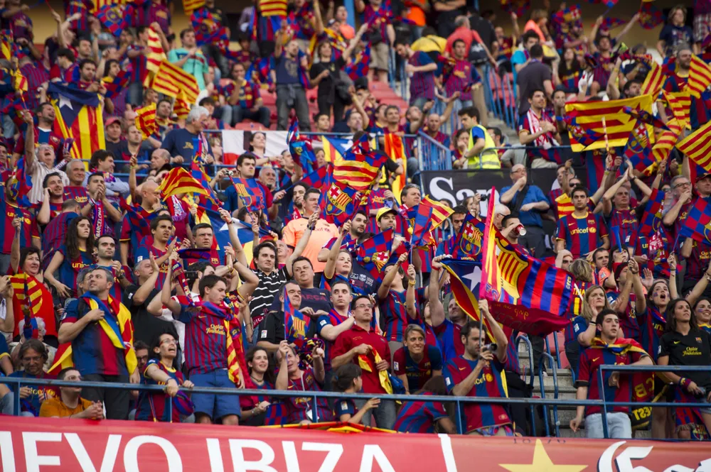 UEFA trừng phạt Barcelona khi để cổ động viên mang cờ có biểu ngữ phân biệt chủng tộc. Ảnh: GETTY. UEFA trừng phạt Barcelona