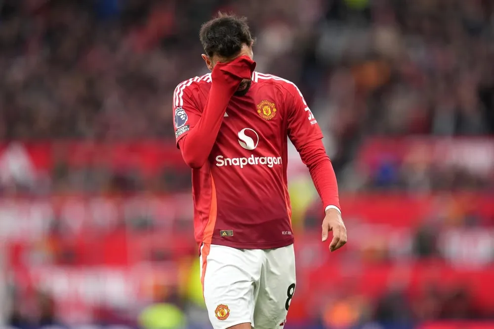 Chiếc thẻ đỏ tai hại của đội trưởng Bruno Fernandes đã khiến MU chơi thiếu người và thua thêm hai bàn nữa trong hiệp hai. Ảnh: GETTY. hlv-ten-hag-va-doi-truong-bruno-trut-gian-len-trong-tai (3).jpg