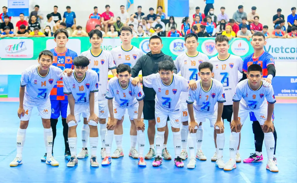 Cảng Thái Lan do cựu tuyển thủ Apisit dẫn dắt đã dừng cuộc chơi đầy nuối tiếc do kém chỉ số phụ với Thái Sơn Nam và Trường ĐH Đồng Tháp. truong-dh-dong-thap-vao-top-4-doi-manh-nhat-giai-futsal-quoc-te (2).jpg