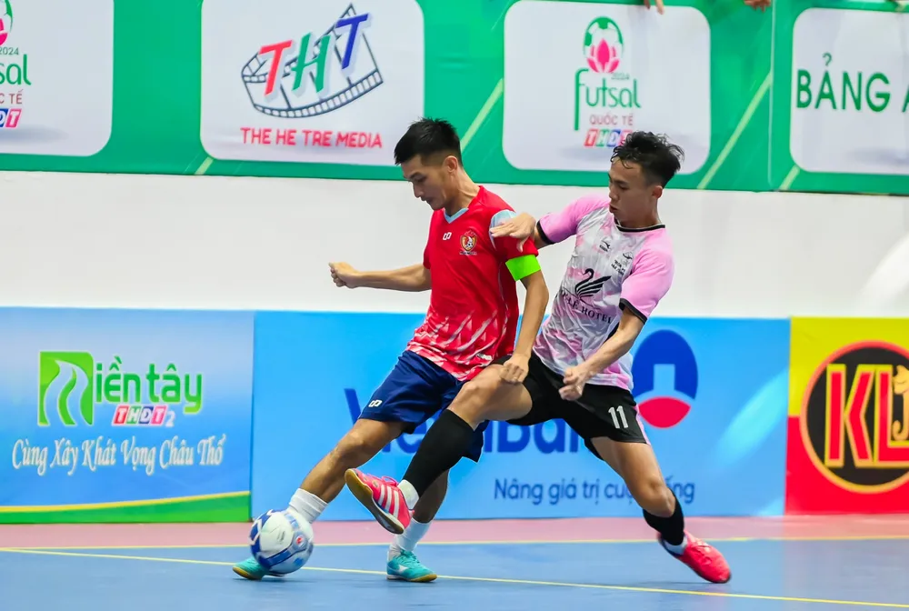 Tuyển thủ Futsal Trần Tuyên đội trưởng Hoàng FC góp công lớn giúp đội giành ngôi nhất bảng B vào bán kết. truong-dh-dong-thap-vao-top-4-doi-manh-nhat-giai-futsal-quoc-te (4).jpg