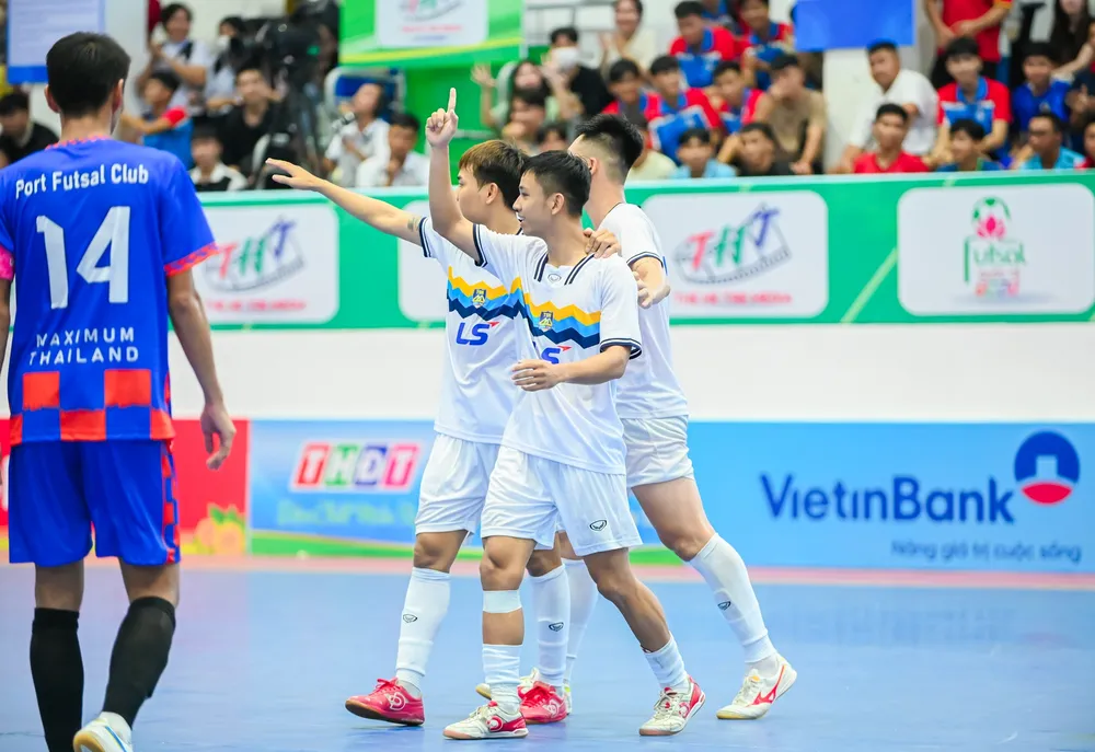 Các cầu thủ futsal Thái Sơn Nam của HLV Trung "núi" hạnh phúc với chiến thắng đậm 4-0 trước đội bóng mạnh Cảng Thái Lan. truong-dh-dong-thap-vao-top-4-doi-manh-nhat-giai-futsal-quoc-te (6).jpg