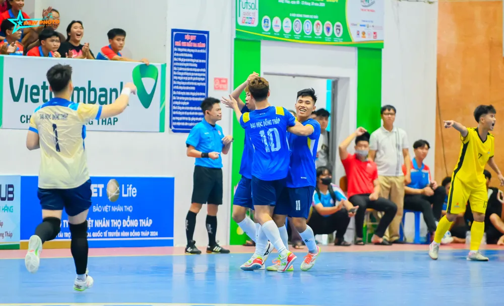 Các cầu thủ sinh viên Trường ĐH Đồng Tháp ăn mừng khi thắng nghẹt thở đối thủ mạnh Khí Cà Mau 5-4 trong lượt trận đầu tiên. Trường ĐH Đồng Tháp