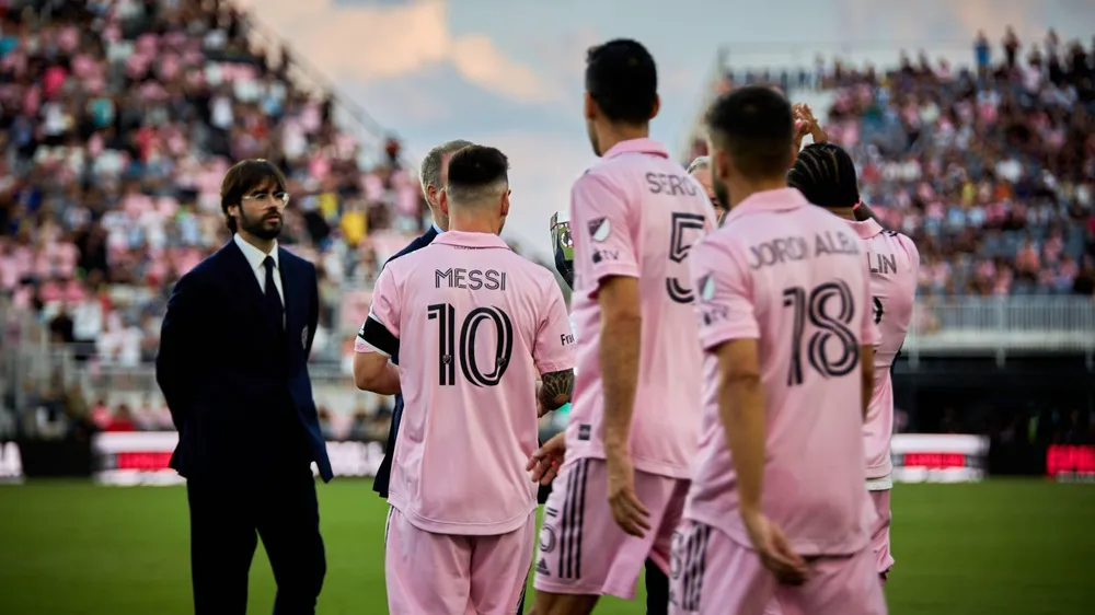 Siêu sao Messi, Jordi Alba và Sergio Busquets lại khoác chung màu áo Inter Miami. Ảnh: GETTY. sieu-sao-messi-tinh-toan-tro-lai-barcelona (3).jpg