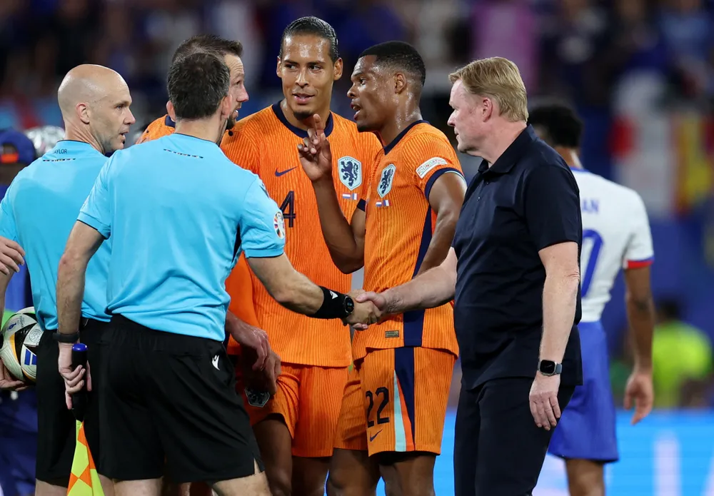 HLV Koeman khuyết át chủ bài Virgil van Dijk ở hàng thủ sẽ khiến họ gặp nhiều khó khăn trong chuyến hành quân đến Đức. Ảnh: GETTY. doi-tuyen-duc-phuc-san-o-san-nha-cho-danh-bai-ha-lan (4).jpg