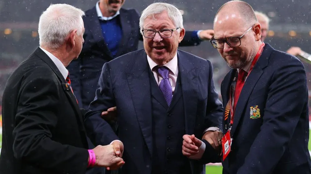 Sir Alex Ferguson vẫn là "Giám đốc không điều hành" ở MU, một vị trí có tiếng mà không có miếng. Ảnh: GETTY. man-united-bi-len-an-khi-sa-thai-sir-alex-ferguson (1).jpg