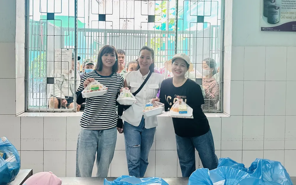 Những lúc rảnh rỗi hiếm hoi, Thùy Trang lại cùng bạn bè tự tay nấu ăn tặng cho các bệnh viện, mái ấm tình thương ở quê nhà Quảng Nam hoặc TP.HCM. Ảnh: CCT. thuy-trang-quai-kiet-cua-bong-da-viet-nam (3).jpg