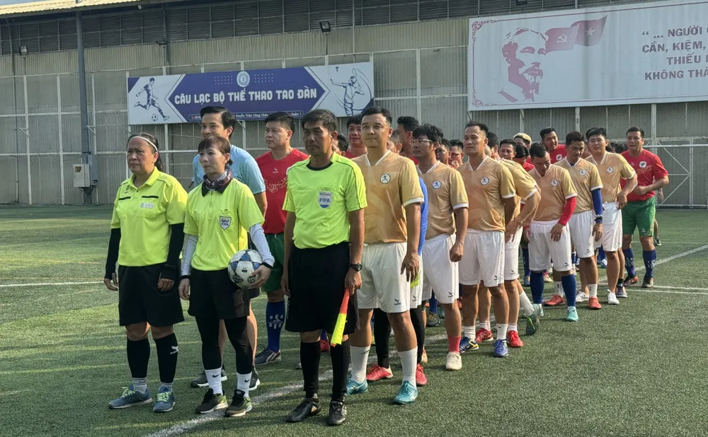 “Quái kiệt” của bóng đá Việt Nam cũng có khi biến hóa thành "Vua sân cỏ" cầm còi các trận đấu bóng đá nam. Ảnh: CCT. thuy-trang-quai-kiet-cua-bong-da-viet-nam (5).jpg