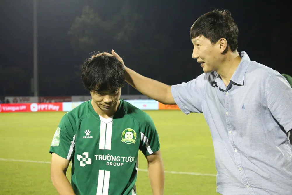 HLV Kim Sang-sik muốn thấy Công Phượng ghi bàn nhiều hơn nữa trong màu áo Bình Phước. Ảnh: ANH PHƯƠNG. khi-hlv-kim-sang-sik-can-cong-phuong-tro-lai (1).jpg