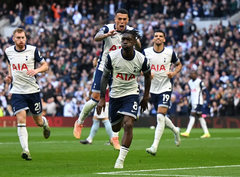 Tottenham thừa thắng xông lên