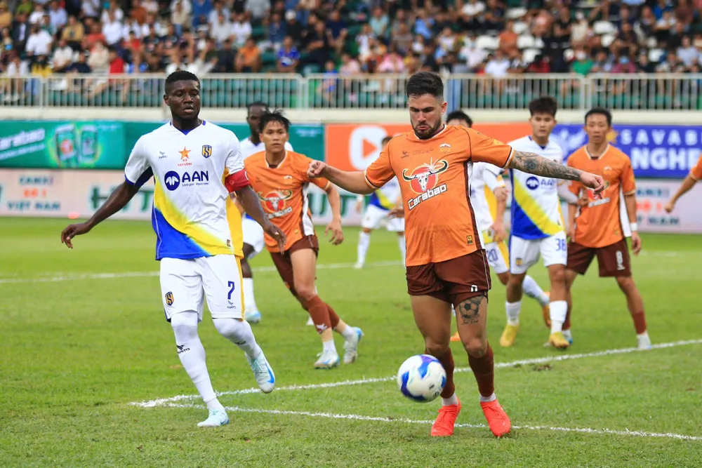 ha-gia-lai-gap-rac-roi-ngoai-san-co (3).jpg