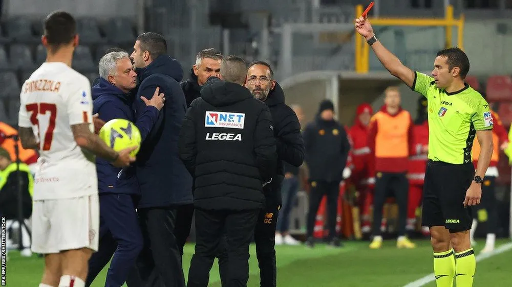 Đây không phải lần đầu tiên HLV Jose Mourinho bị trọng tài truất quyền chỉ đạo. Ảnh: GETTY. HLV Jose Mourinho