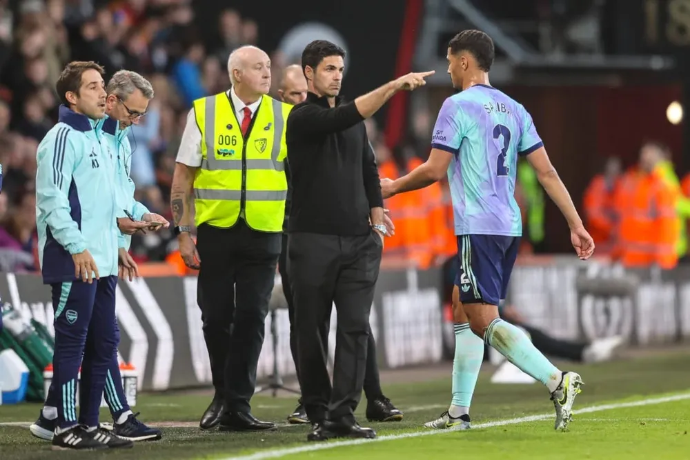 chu-nha-arsenal-run-ray-don-liverpool (4).jpg