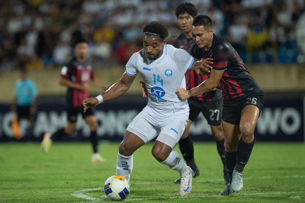 Tiền đạo Nguyễn Xuân Son có năng lực vượt trội đã cùng Nam Định đăng quang V-League mùa trước. Ảnh: ANH THỊNH. ngoai-binh-nhap-tich-kho-len-tuyen-quoc-gia (1).jpg