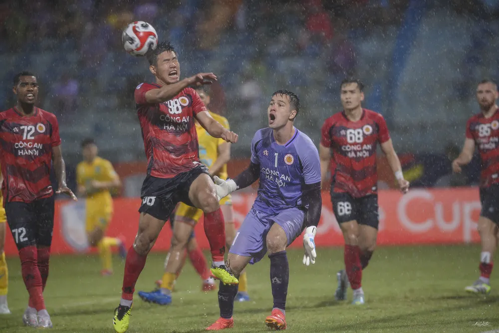 Thủ môn Nguyễn Filip đã chứng minh giá trị của mình trong màu áo Công an Hà Nội và tuyển quốc gia.. Ảnh: ANH THỊNH. ngoại binh nhập tịch