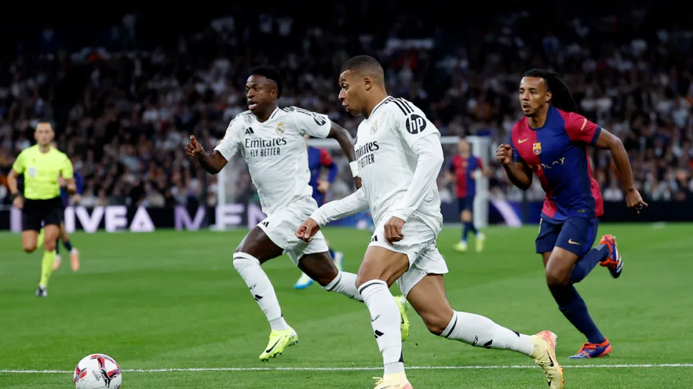 Mbappe không thể làm gì ở trận El Clasico đầu tiên của anh trong màu áo Real. Ảnh: GETTY. tieu-tuong-yamal-xat-muoi-vao-noi-dau-cua-mbappe (1).png