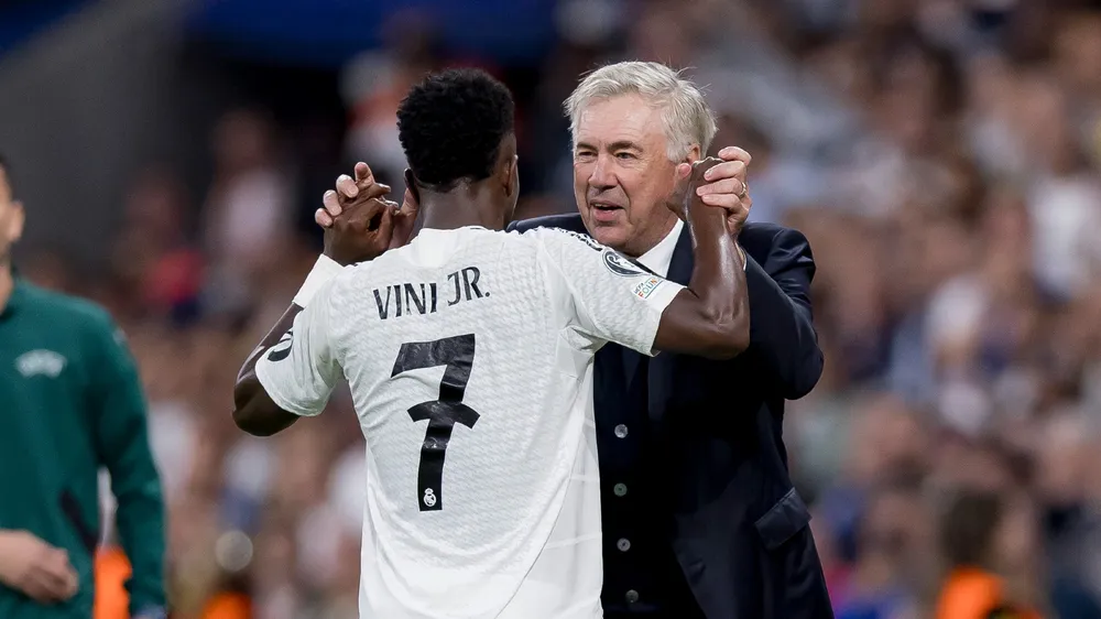 HLV Ancelotti không hài lòng với kết quả Ballon d'Or khiến ông nổi giận và cùng đội Real Madrid tẩy chay Lễ trao giải. Ảnh: GETTY. hlv-ancelotti-noi-gian-rodri-khong-biet-minh-gianh-qua-bong-vang (2).jpg