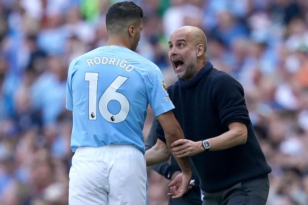 Pep Guardiola cho rằng Rodri xuất sắc nhất năm là xứng đáng. Ảnh: GETTY. hlv-ancelotti-noi-gian-rodri-khong-biet-minh-gianh-qua-bong-vang (3).jpg