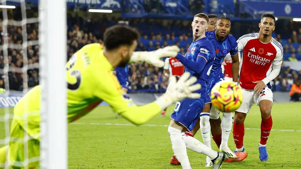 Cả Chelsea lẫn Arsenal đều bị Liverpool bỏ xa đến 9 điểm. Ảnh: GETTY. hlv-mikel-arteta-noi-gian-chi-trich-cau-thu-arsenal (2).jpg