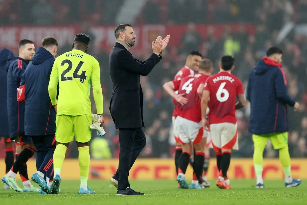 la-lung-doi-truong-bruno-co-phong-do-an-tuong-sau-khi-hlv-ten-hag-bi-sa-thai (2).jpg