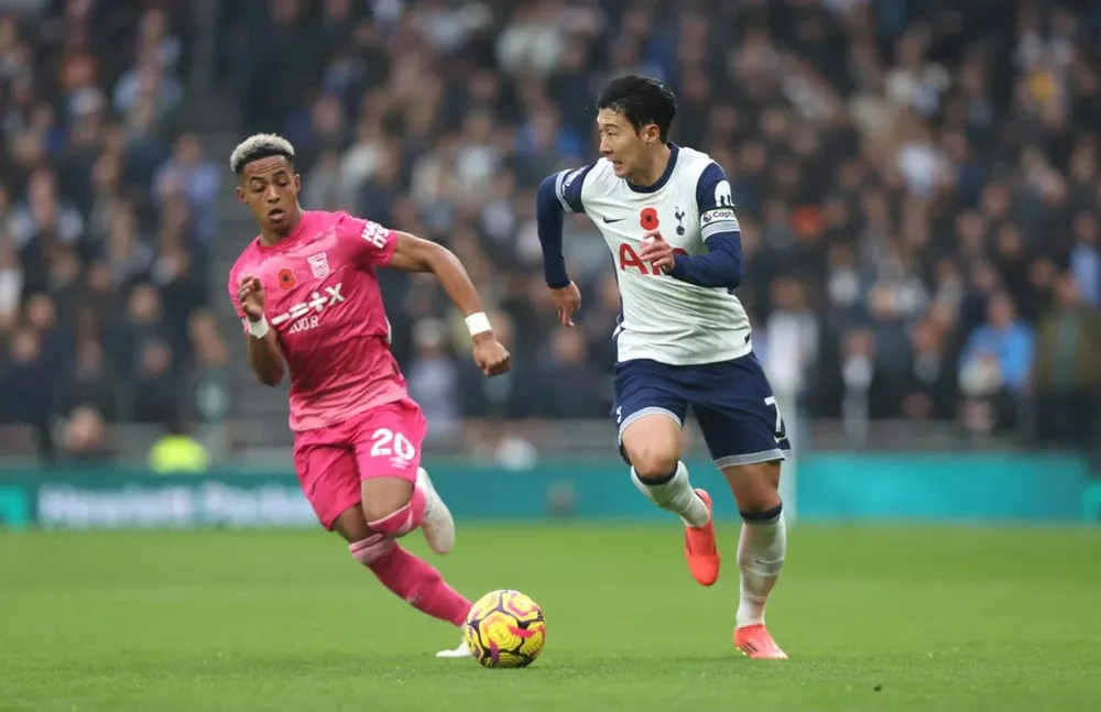 fa-trung-phat-sao-tottenham-vi-phan-biet-chung-toc-voi-doi-truong-son-heung-min (6).jpg