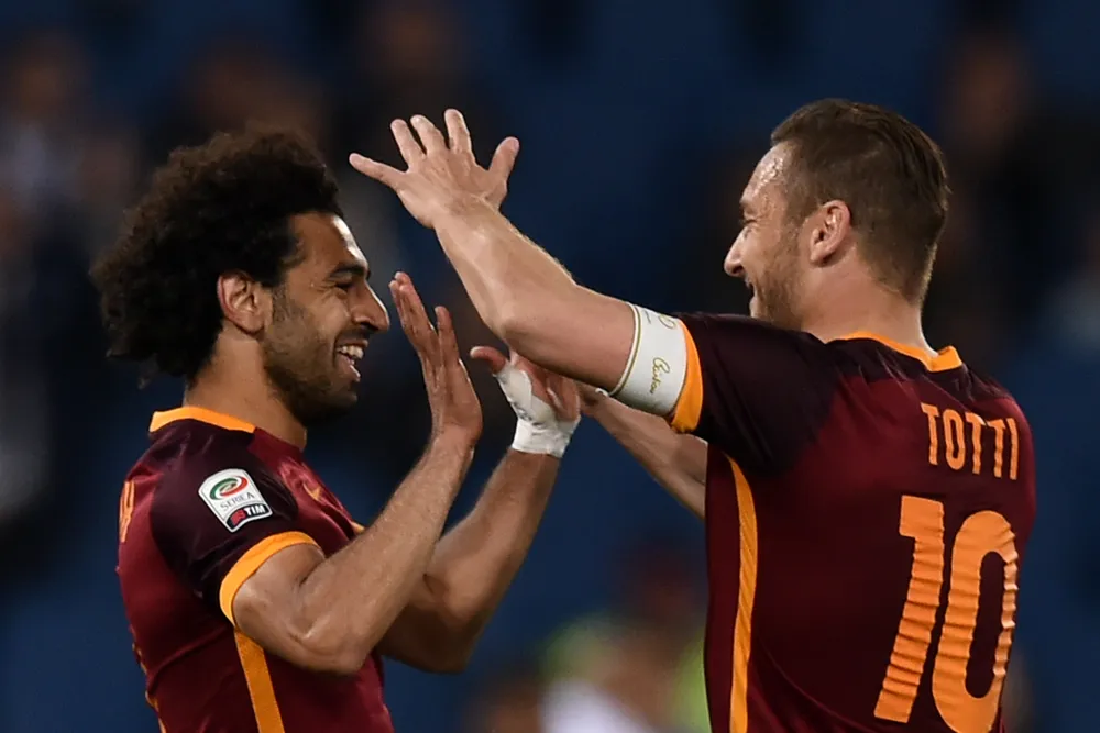 Salah hạnh phúc khi từng khoác chung áo với Totti. Ảnh: GETTY. than-tuong-dien-ro-cua-tien-dao-salah (2).jpg