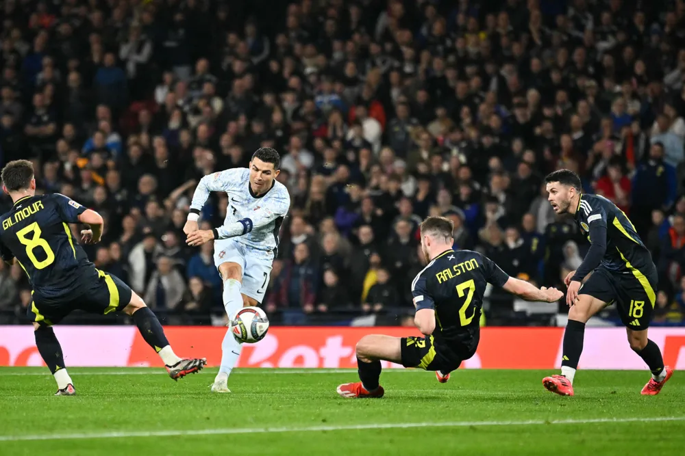 Ronaldo và đồng đội có tâm lý thoải mái hơn khi tiếp đón Ba Lan. Ảnh: GETTY. Bồ Đào Nha