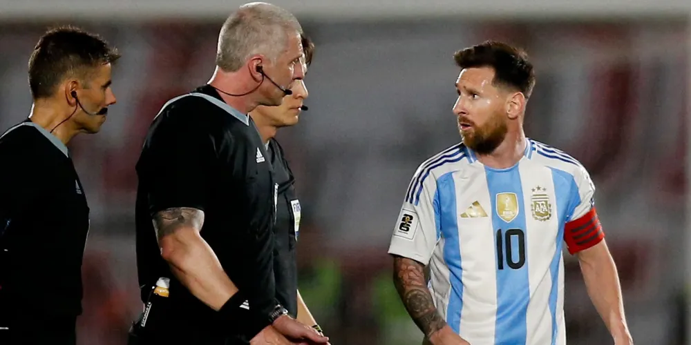 hlv-scaloni-gap-kho-trong-viec-giup-ngoi-sao-messi-toa-sang (4).jpg