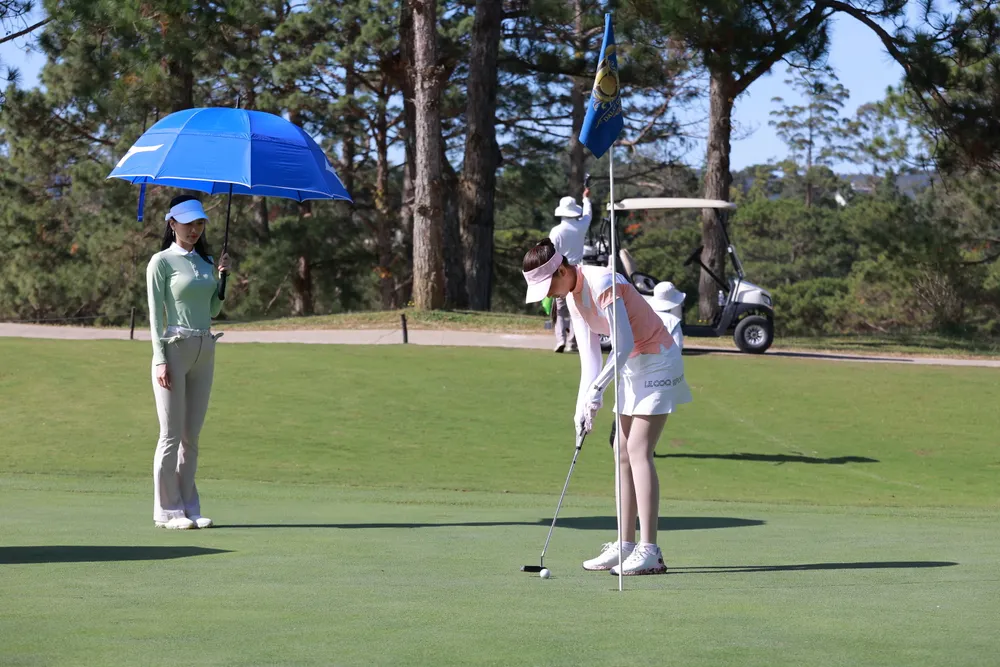 a-hau-hoan-vu-hoang-nhung-va-man-khoi-dong-le-hoi-golf-viet-nam-nha-trang-2024 (5).JPG