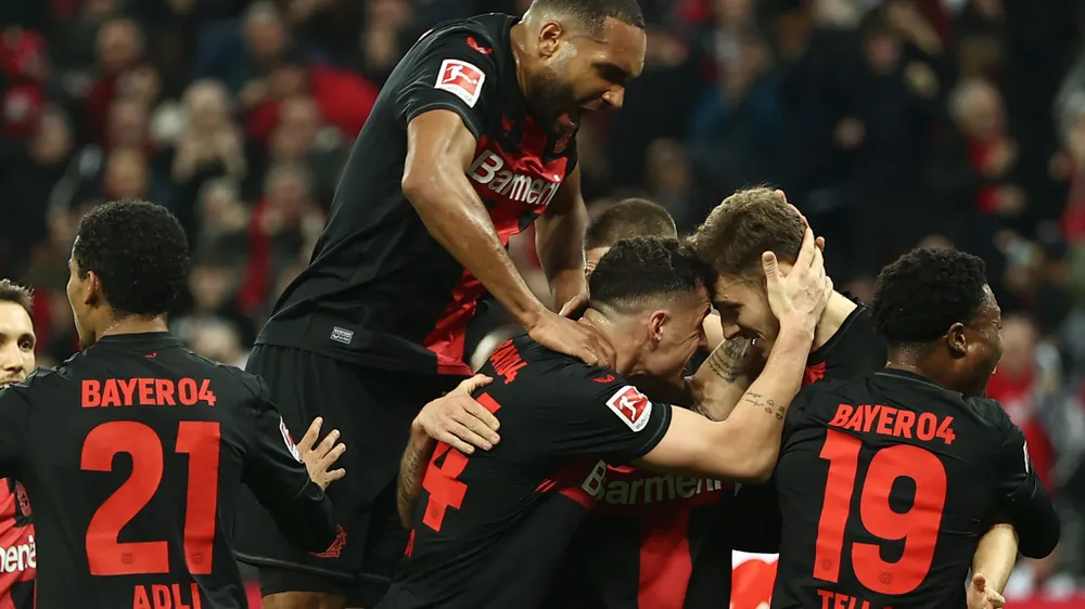 Thầy trò Alonso mong trở lại đường đua bằng chiến thắng Heidenheim. Ảnh: GETTY. nha-vo-dich-leverkusen-va-noi-am-anh-nhung-phut-cuoi (2).jpg