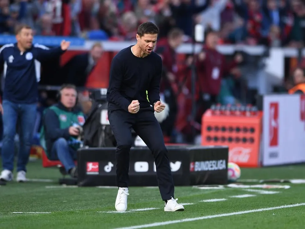 HLV Xabi Alonso đang gặp nhiều khó khăn với nhà đương kim vô địch. Ảnh: GETTY. nha-vo-dich-leverkusen-va-noi-am-anh-nhung-phut-cuoi (4).jpg