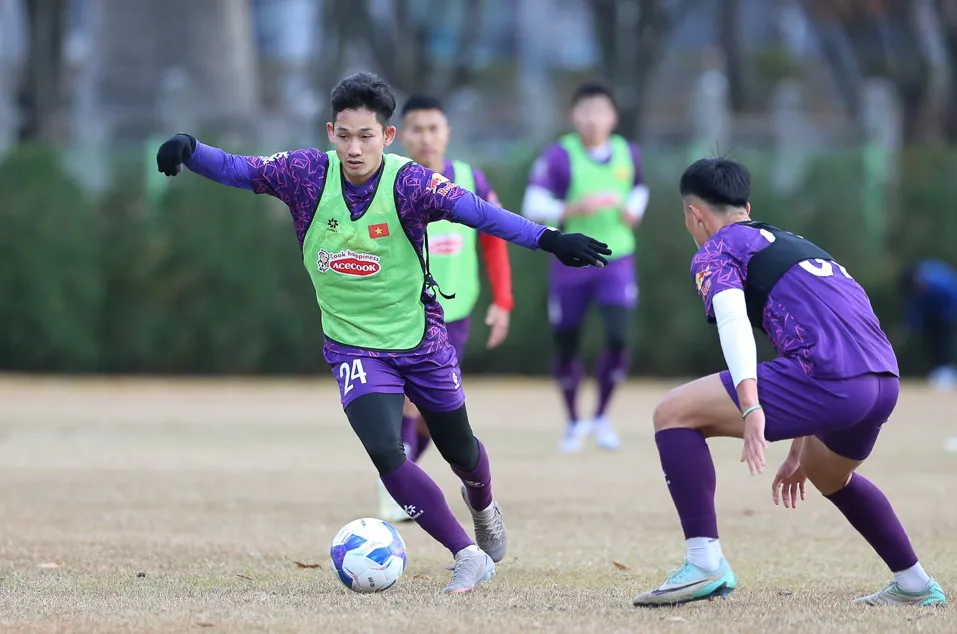 Hai Long và đồng đội miệt mài rèn luyện cho khát vọng đăng quang AFF Cup 2024. Ảnh: CCT. doi-tuyen-viet-nam-thai-lan-va-indonesia-tranh-vo-dich-aff-cup (2).jpg