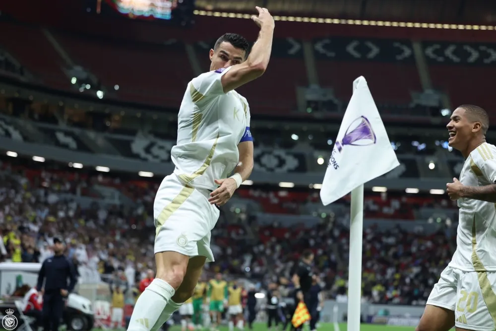 Động tác ăn mừng bàn thắng quen thuộc của siêu sao Ronaldo. Ảnh: GETTY. suc-quyen-ru-cua-sieu-sao-ronaldo-va-ban-thang-thu-915 (1).jpeg